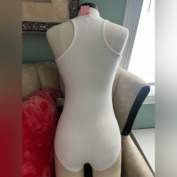 Offwhite lowcut deep V front bodysuit with snap closure - Picture 3 of 4